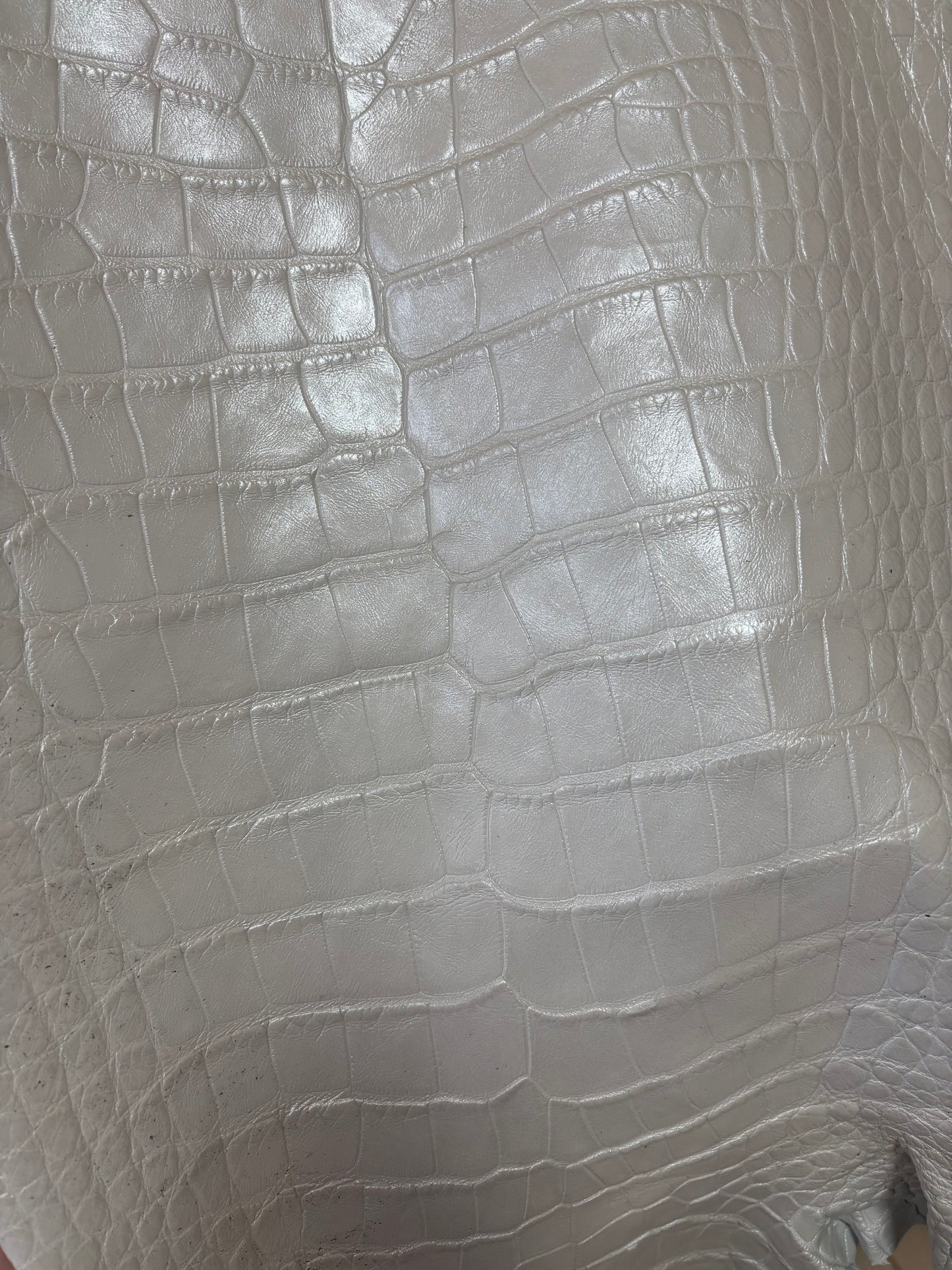49 cm Grade 1/2 White Pearl Matte Wild American Alligator Leather - Tag: LA25-0010757